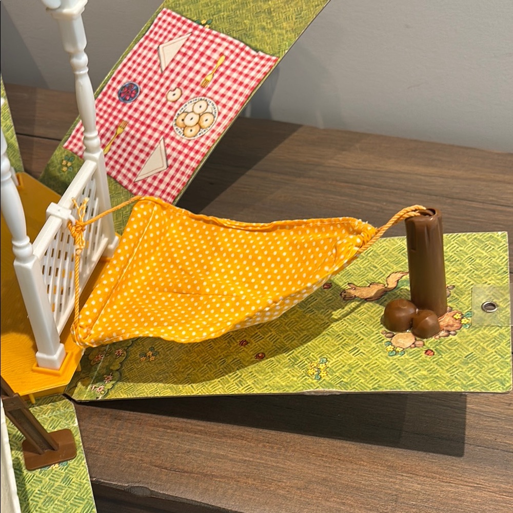 Holly Hobbie Gazebo Playset with Doll - Picture 4 of 9
